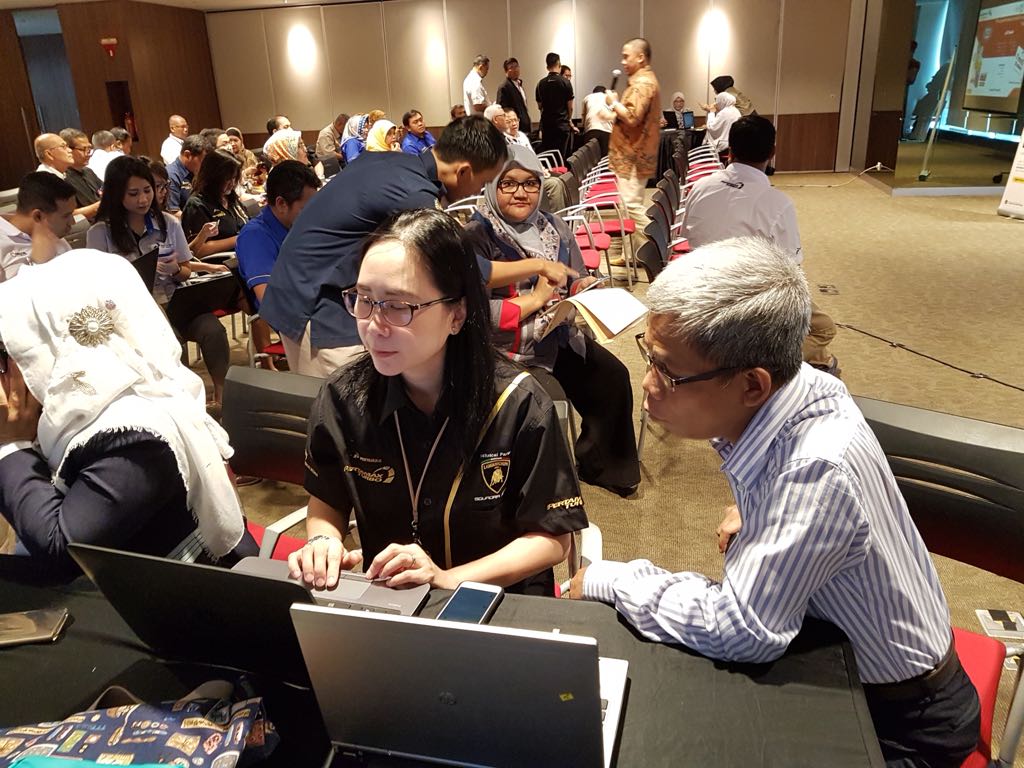 Asistensi pengisian e-Filing oleh petugas pajak