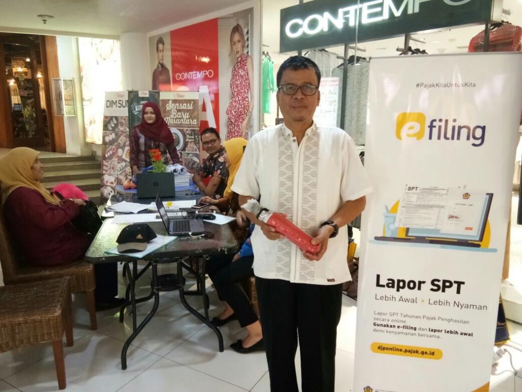 Peserta pojok pajak di Plaza Kalibata