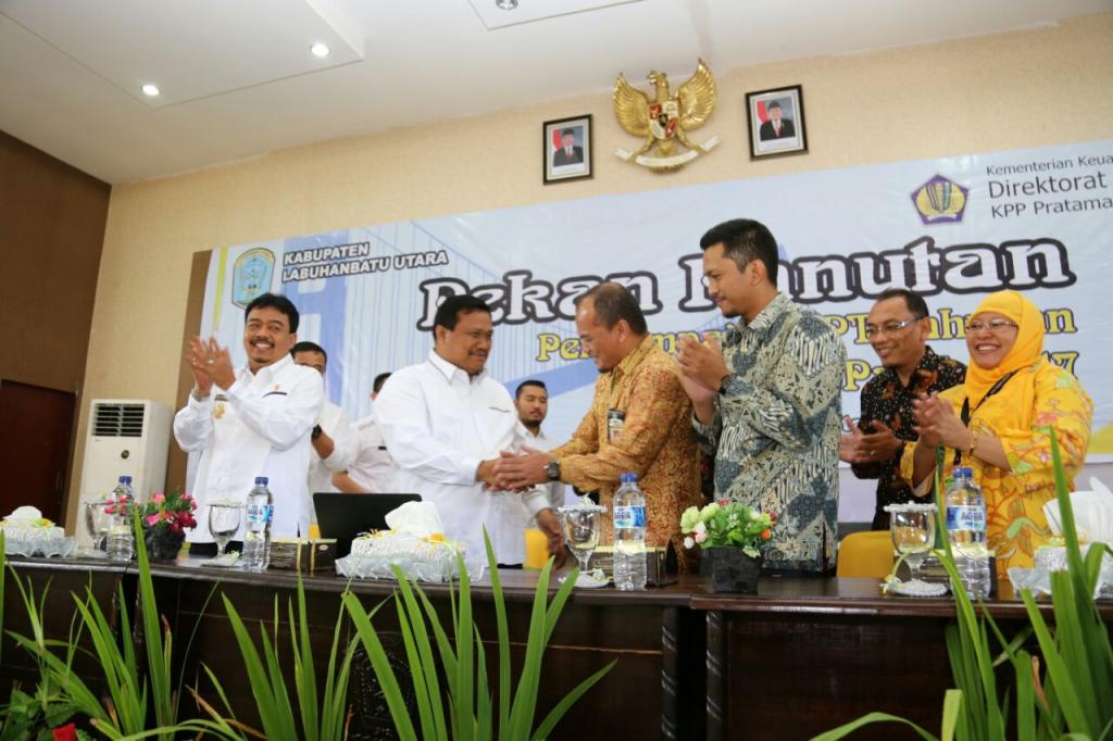 Momen bahagia sesaat setelah lapor SPT Tahunan melalui e-filing. Lebih mudah, cepat, dan aman !