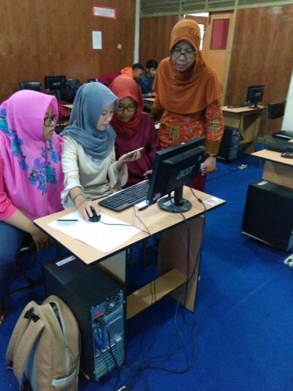 Kelompok pserta pelatihan yang lain mempraktekkan pengisian SPT e-filling didampingi seorang dosen