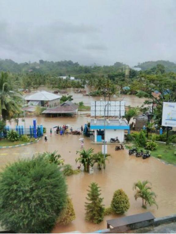 Suasana halaman GKN setelah air semakin meninggi, gambar diambil dari lantai 2 GKN Mamuju.