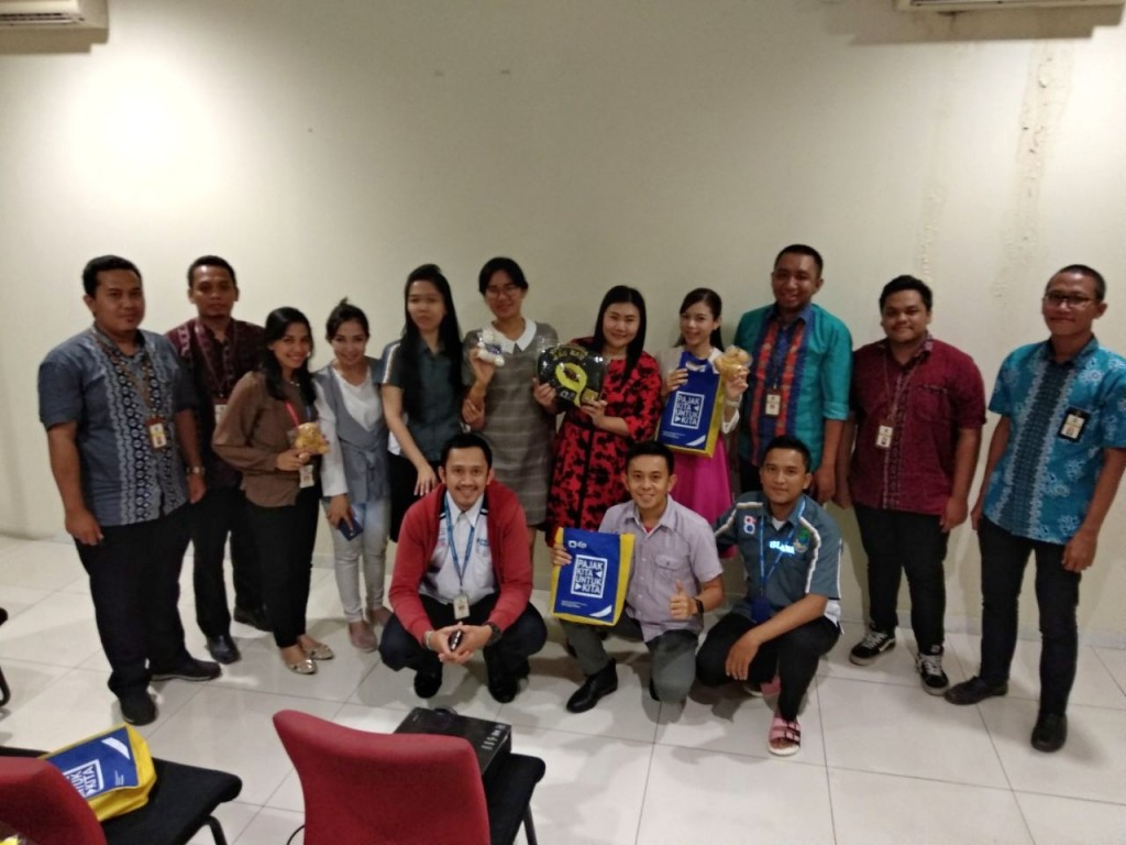 Para peserta sosialisasi dan narasumber dari KPP Pratama Baubau berfoto bersama setelah acara usai