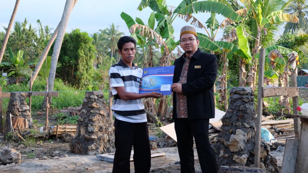 Kepala Seksi (Waskon) III KPP Pratama Mamuju, Kusnanto, menyerahkan bantuan kepada korban banjir (Dok. Sulbarpedia.com).