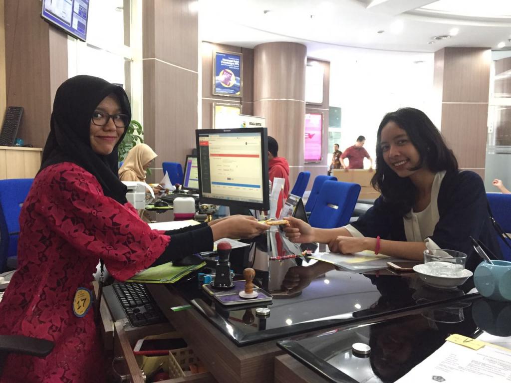 erlihat wajah gembira dari wajib pajak wanita yang diberi cokelat oleh pegawai KPP PMB. Dengan ini KPP PMB berharap hubungan antara wajib pajak dengan pegawai pajak menjadi semakin baik dan meningkatkan kenyamanan dalam pelayanan kepada wajib pajak.