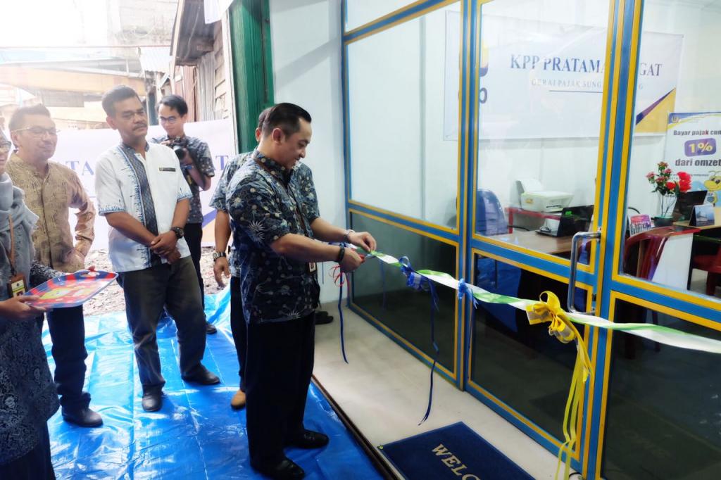 Peresmian gerai pajak denga pengguntingan pita oleh Kepala KPP Pratama Rengat