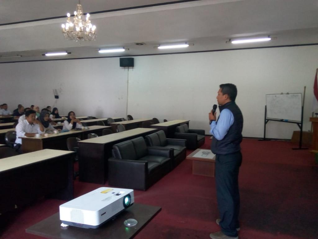 Petugas Penyuluh KPP Sukabumi, Indra Gunawan sedang membuka kegiatan