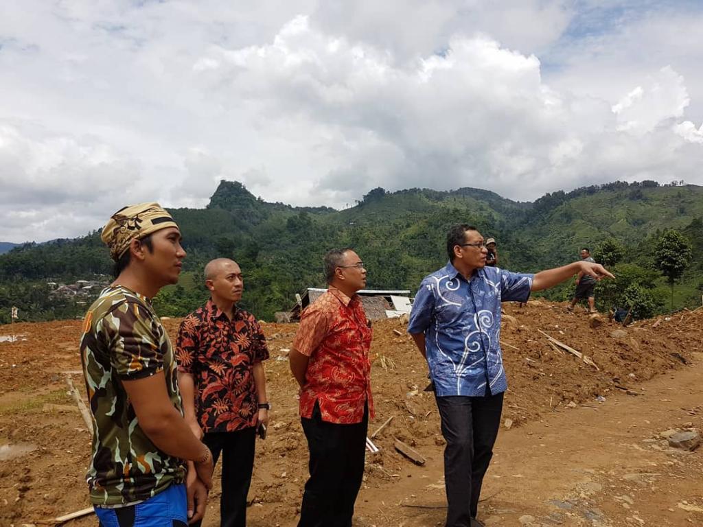 Kepala KPP Pratama Sukabumi, Sutan Andi Gunawan sedang melihat langsung lokasi bencana longsor ditemani Kasi Kesejahteraan Desa Sirnaresmi, Khoerudin