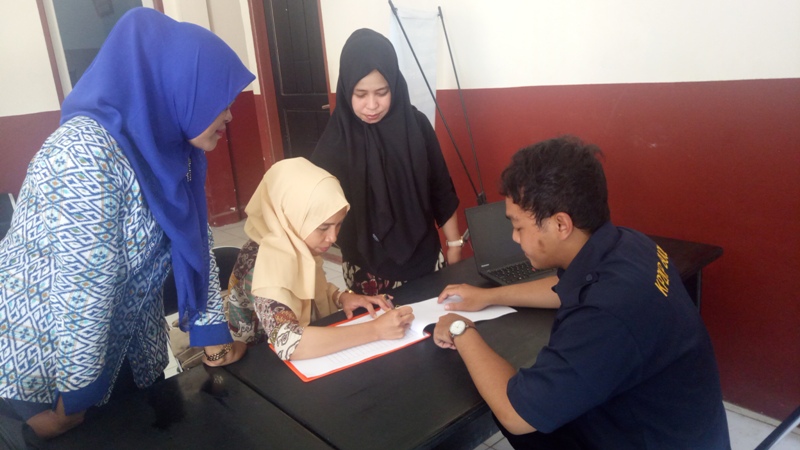 Petugas menjelaskan teknis pelaporan SPT Tahunan PPh Orang Pribadi