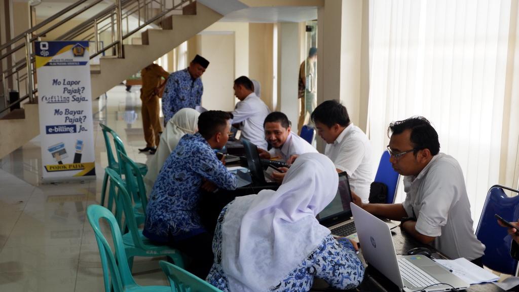 Suasana pelayanan Pojok Pajak.