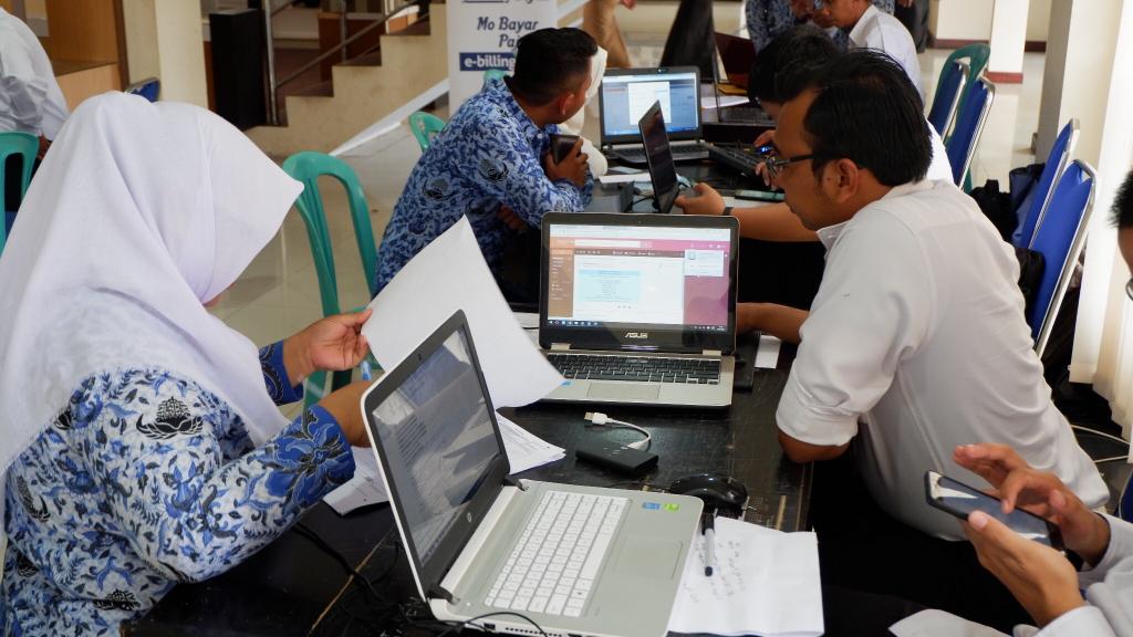 Petugas pajak melayani wajib pajak.