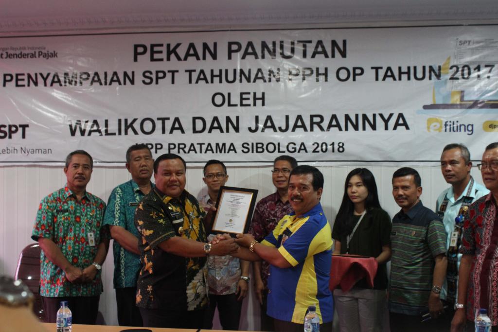 Walikota Sibolga menerima bukti pelaporan SPT melalui e-filing