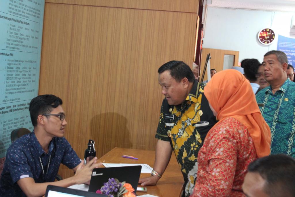 Walikota Sibolga menyapa Wajib Pajak yang melapor SPT