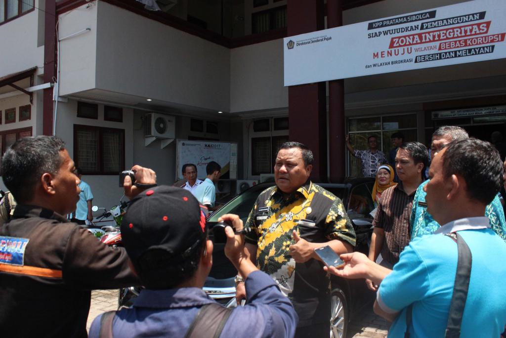 Walikota Sibolga memberikan pesan kepada pemirsa media lokal