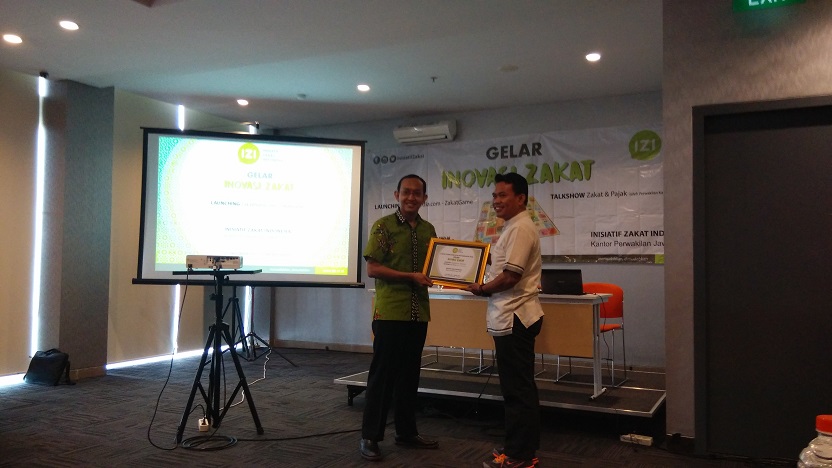 Pemberian cinderamata oleh Ketua IZI.