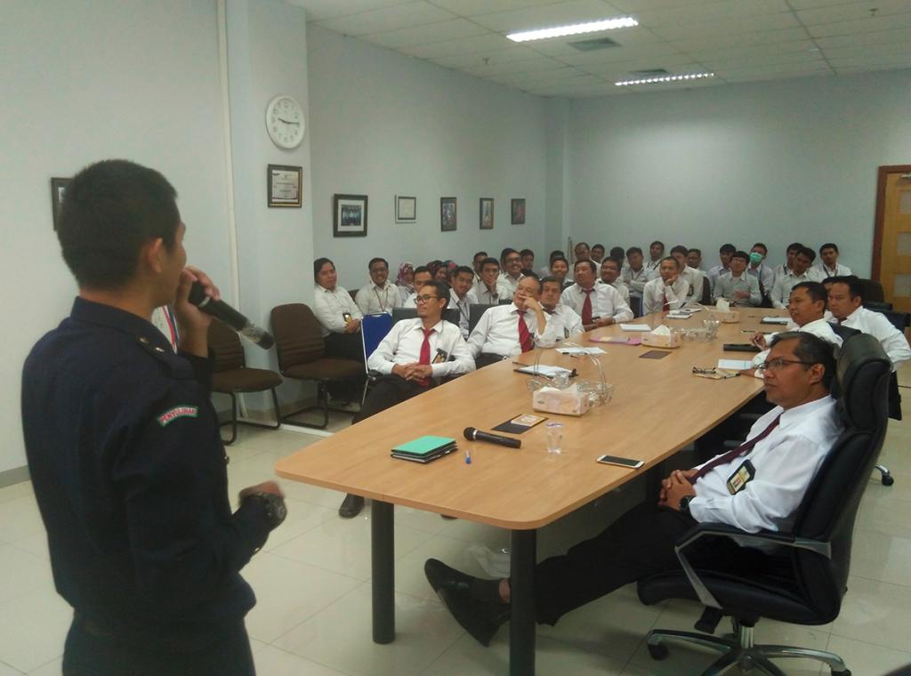 Para pegawai mendengarkan pemaparan dari pemateri.