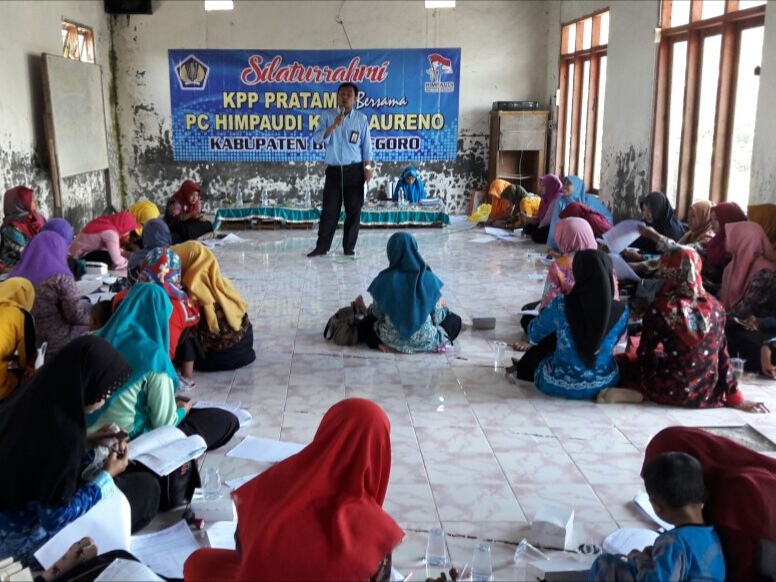 Account Representative KPP Pratama Bojonegoro Ilham Budhi Praertija memberikan materi perpajakan untuk lembaga PAUD