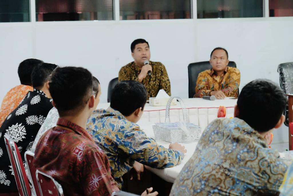 Kepala Subbagian Umum dan Kepatuhan Internal KPP Pratama Baubau memimpin rapat internal membahas pelayanan SPT Tahunan