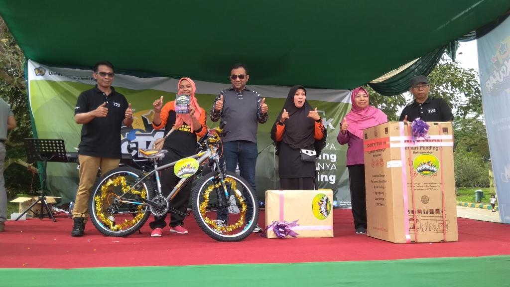 Pemberian hadiah doorprize acara Spectaxcular.