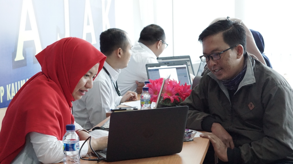 Petugas memberikan informasi tata cara e-Filing