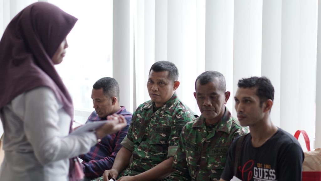 Petugas Pengarah Layanan memberikan informasi persyaratan aktivasi e-FIN