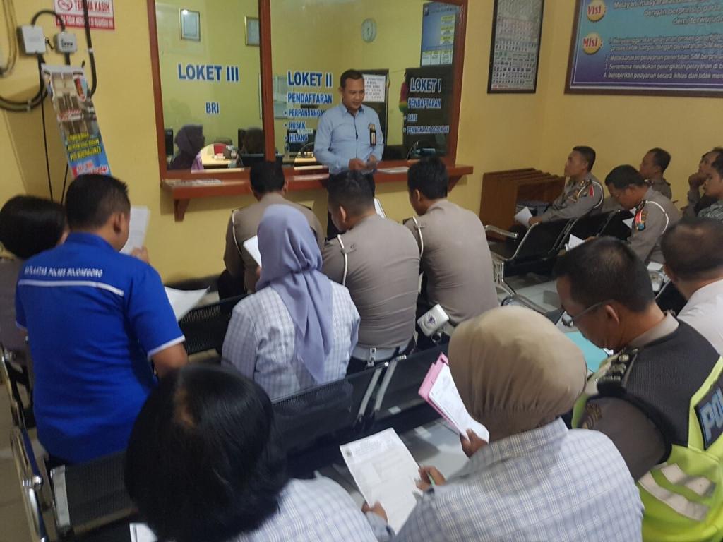 Account Representative KPP Pratama Bojonegoro Ganes Widiantara memberikan penjelasan tata cara pelaporan SPT melalui efiling