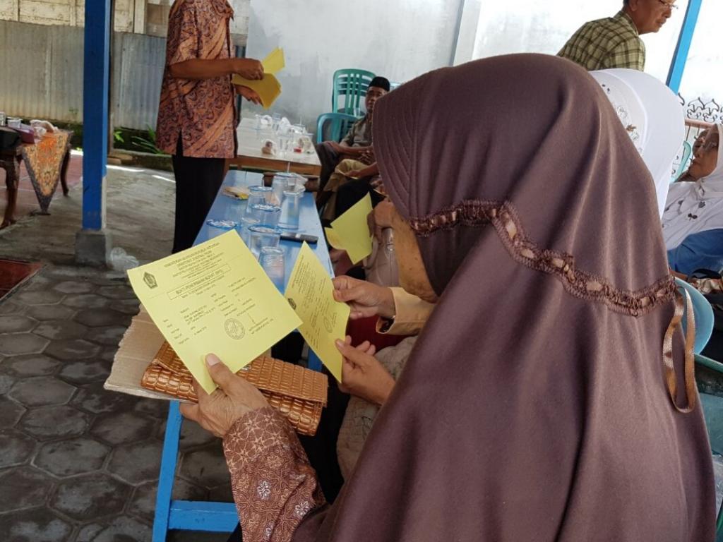 Salah satu anggota PWRI menerima tanda terima SPT Tahunan Orang Pribadi