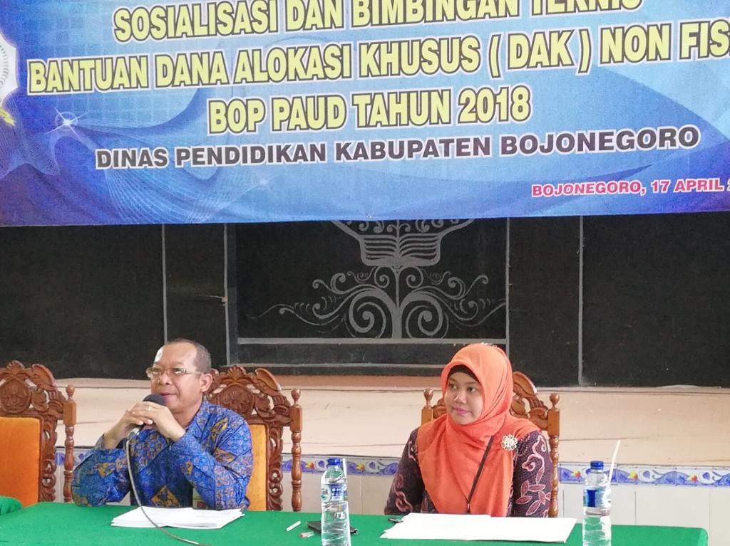 Kepala Seksi Pengawasan dan Konsultasi 3 KPP Pratama Bojonegoro Munaji memberikan penjelasan tentang kewajiban-kewajiban perpajakan dalam pengelolaan dana BOP