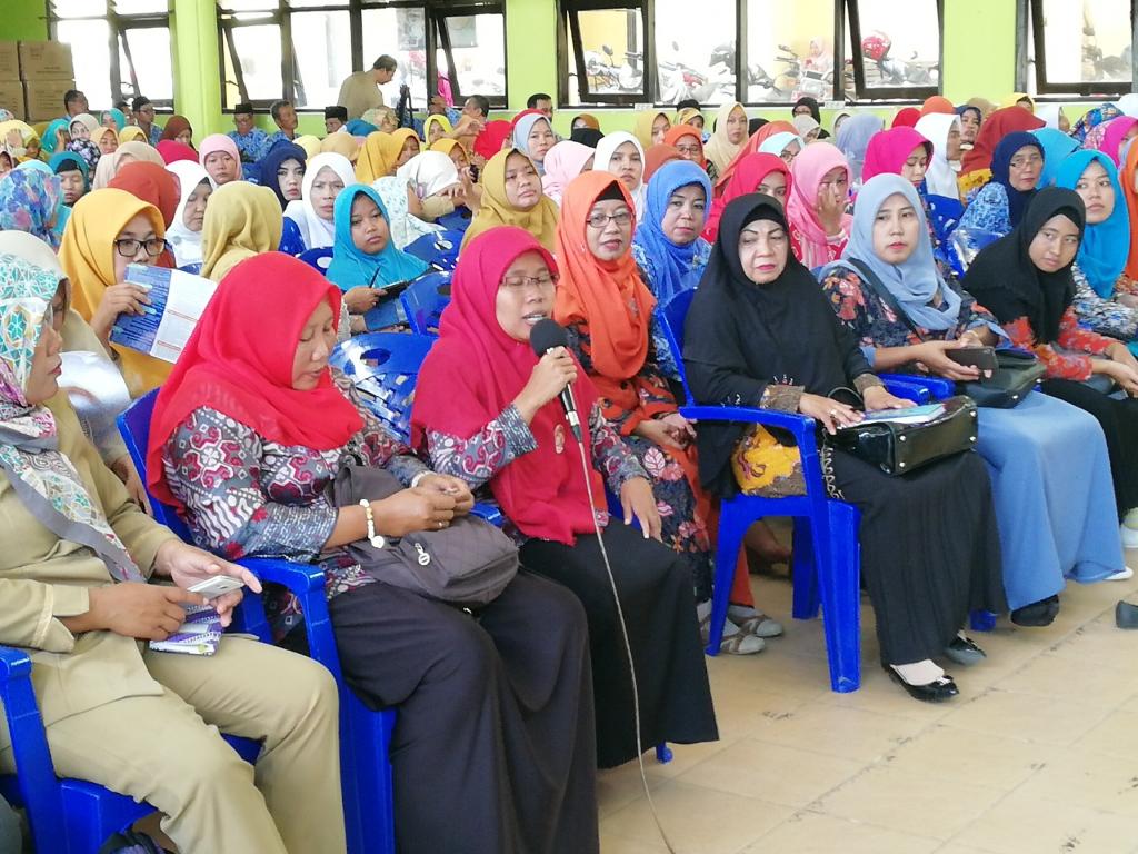 Salah satu peserta mengajukan pertanyaan tentang kewajiban pembayaran pajak dana BOP