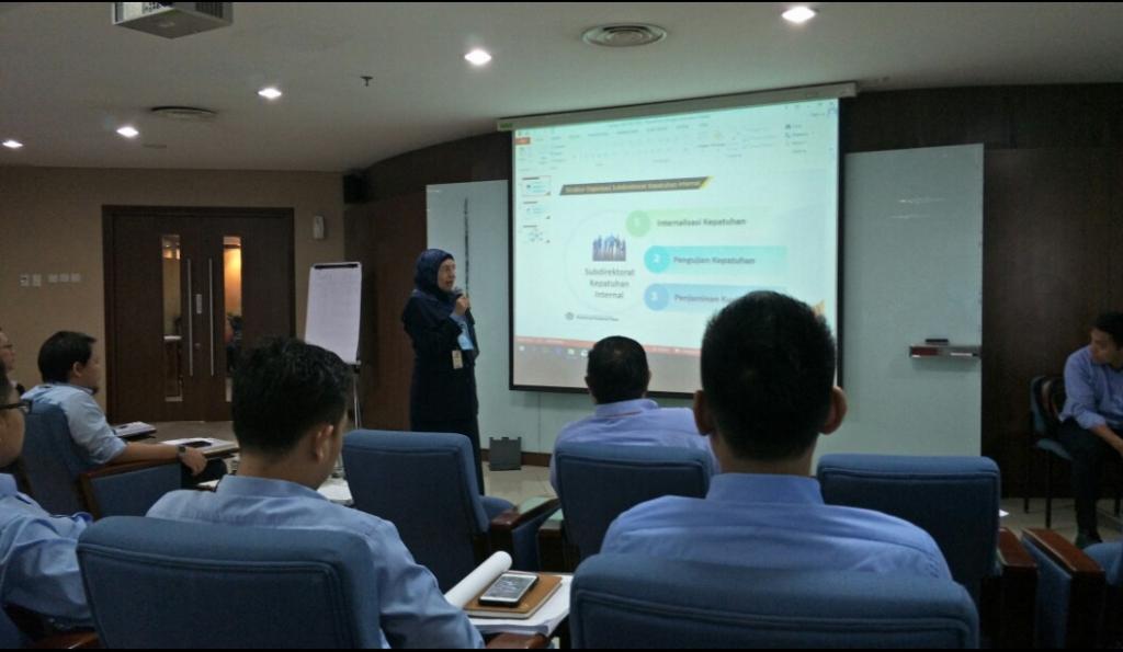 Kasubdit Internalisasi Kepatuhan Internal Ika Kartini Aulia Menutup Acara dengan Sambutan.