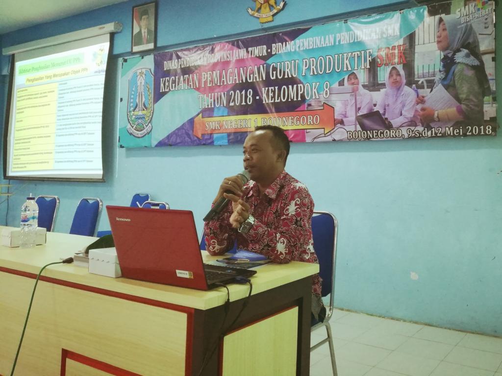 Account Represntative Suwito menyampaikan materi perpajakan kepada peserta sosialisasi