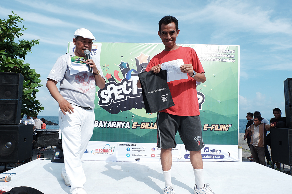 Salah satu mendapatkan hadiah saat menunjukkan bukti pelaporan SPT Tahunan