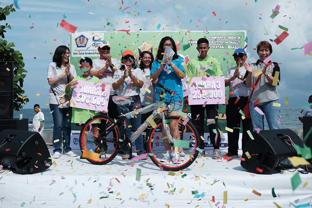 Pembagian hadiah pada peserta