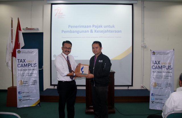 Pemberian Plakat kepada Dekan Fakultas Ekonomi UNAI sebagai tanda sinergi antara dua instansi