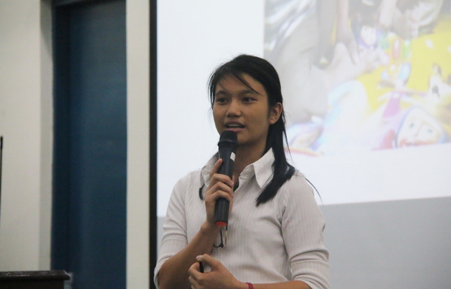 Salah Satu Mahasiswi Antusias Bertanya dalam Sesi Tanya Jawab