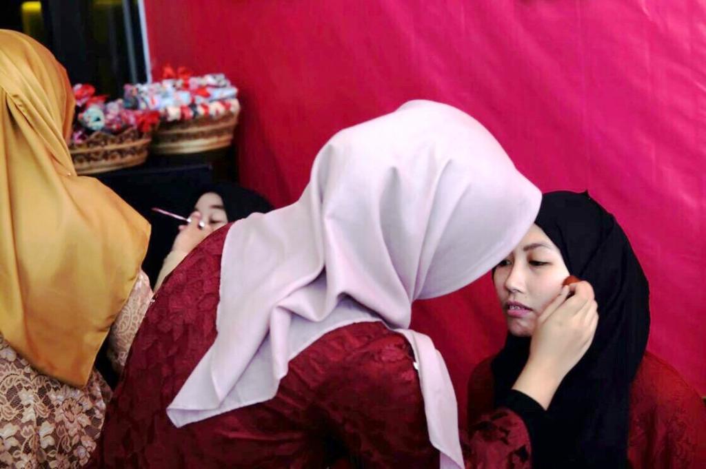 Lomba Merias secara Estafet.