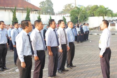 Pemimpin barisan melaporkan seluruh pegawai siap mengikuti apel.