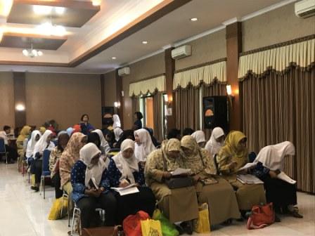 Peserta mengisi lembar pretest