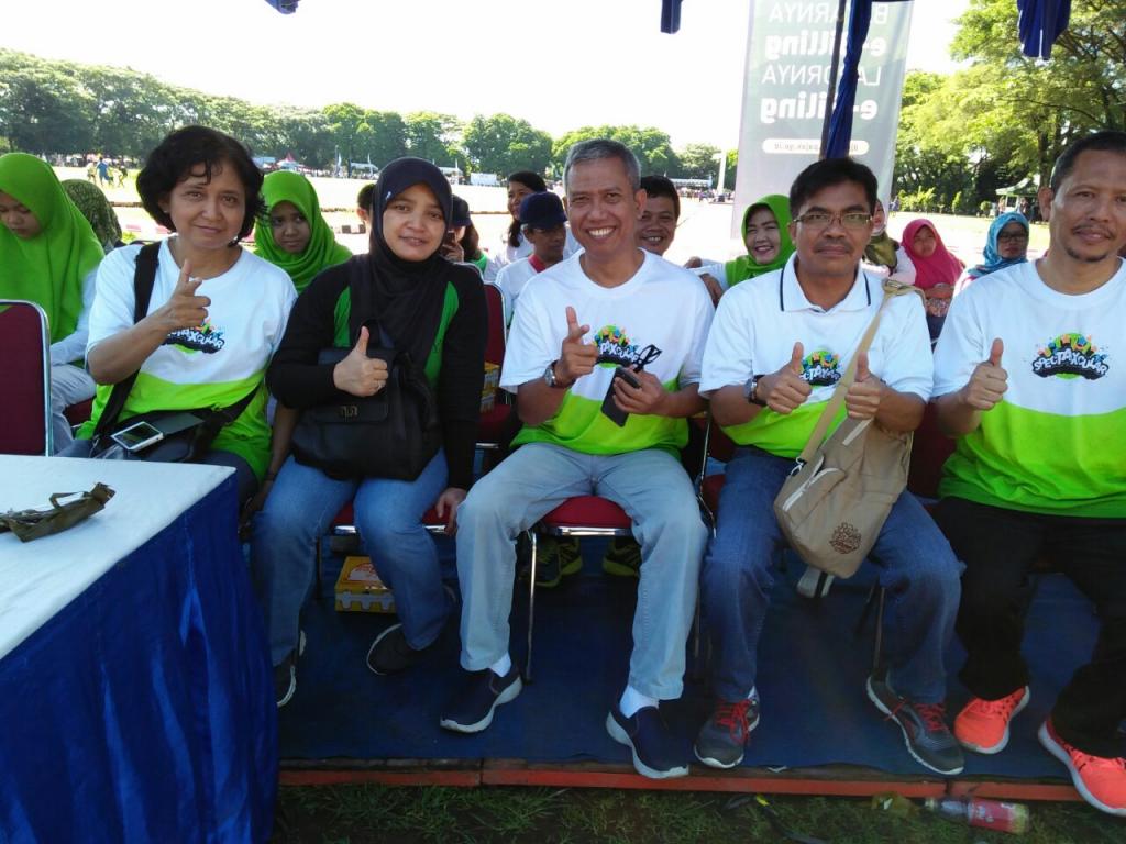 Lengkap! 4 Kepala Kantor KPP Pratama se-Karesidenan Kedu menghadiri Spectaxcular 2018 yang diadakan di Magelang. Dari kiri ke kanan yang mengenakan kaos Spectaxcular Kepala KPP Pratama Kebumen (Ibu Retno Kusumastanti), KPP Pratama Purworejo (Bp. Yoephida Laksmijarta Soemantri), KPP Pratama Temanggung (Bp. B. Ananta Priyo Handoko) dan KPP Pratama Magelang (Bp. Wiratmoko).