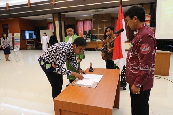 Salah satu peserta menandatangani berita acara