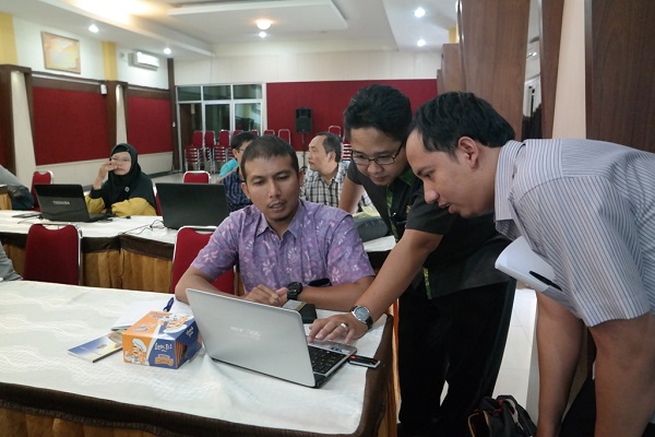 AR Eksten dan AR Waskon 1 mendampingi WP dalam pengisian SPT