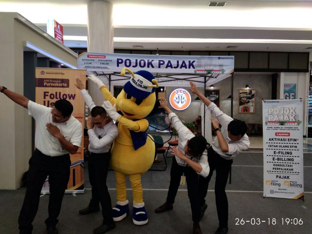 Foto bersama petugas pojok pajak