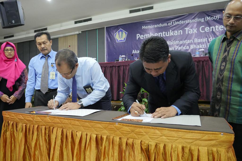 Kakanwil DJP Kalbar dan Direktur Akademin Perpjakan Panca Bhakti Menandatangani MoU Pembentukan Tax Center