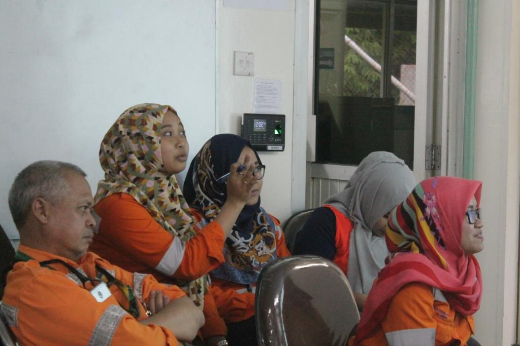 Karyawati yang sangat antusias mengikuti acara e-filing.