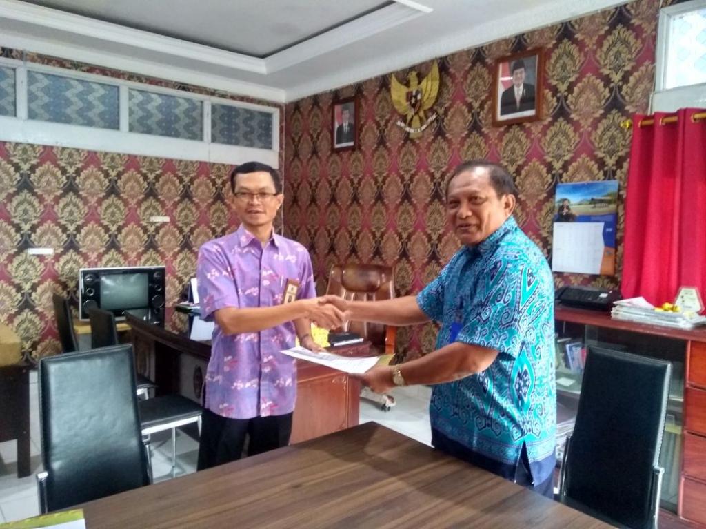 Kepala KPP Pratama Manokwari berjabat tangan dengan Kepala LPP RRI Manokwari usai penandatanganan MoU