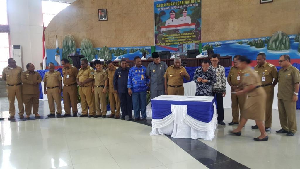 Kepala KPP Pratama Sorong menandatangani Piagam Pencanangan Zona Integritas