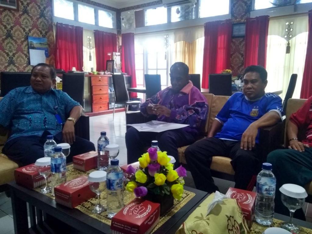 Kepala LPP RRI Manokwari didampingi oleh Kabid Penyiaran dan Kabid Keuangan