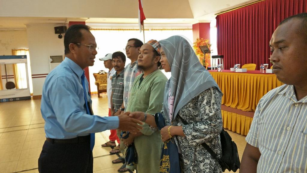 Kepala Seksi Ekstensifikasi dan Penyuluhan Memberikan Souvenir kepada Peserta