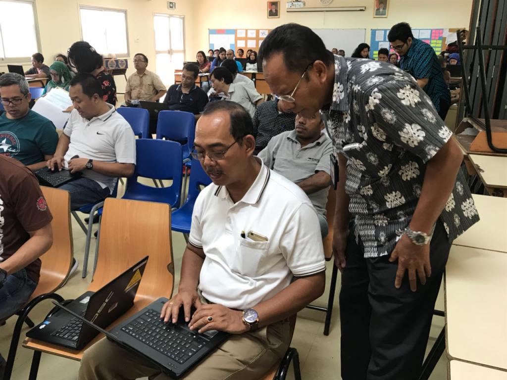 Kepala Seksi Ekstensifikasi dan Penyuluhan melakukan asistensi pelaporan SPT Tahunan kepada wajib pajak