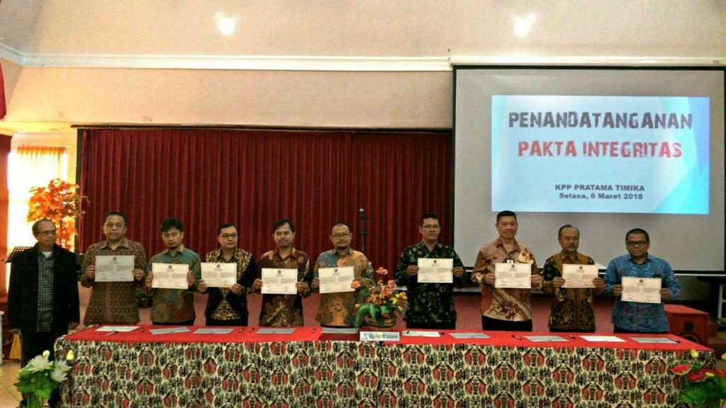 Kepala Seksi KPP Pratama Timika Melakukan Penandatanganan Pakta Integritas