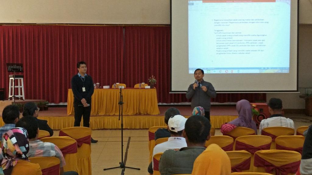 Kepala Seksi Pengawasan dan Konsultasi II dan Account Representative Memberikan Pemaparan Materi